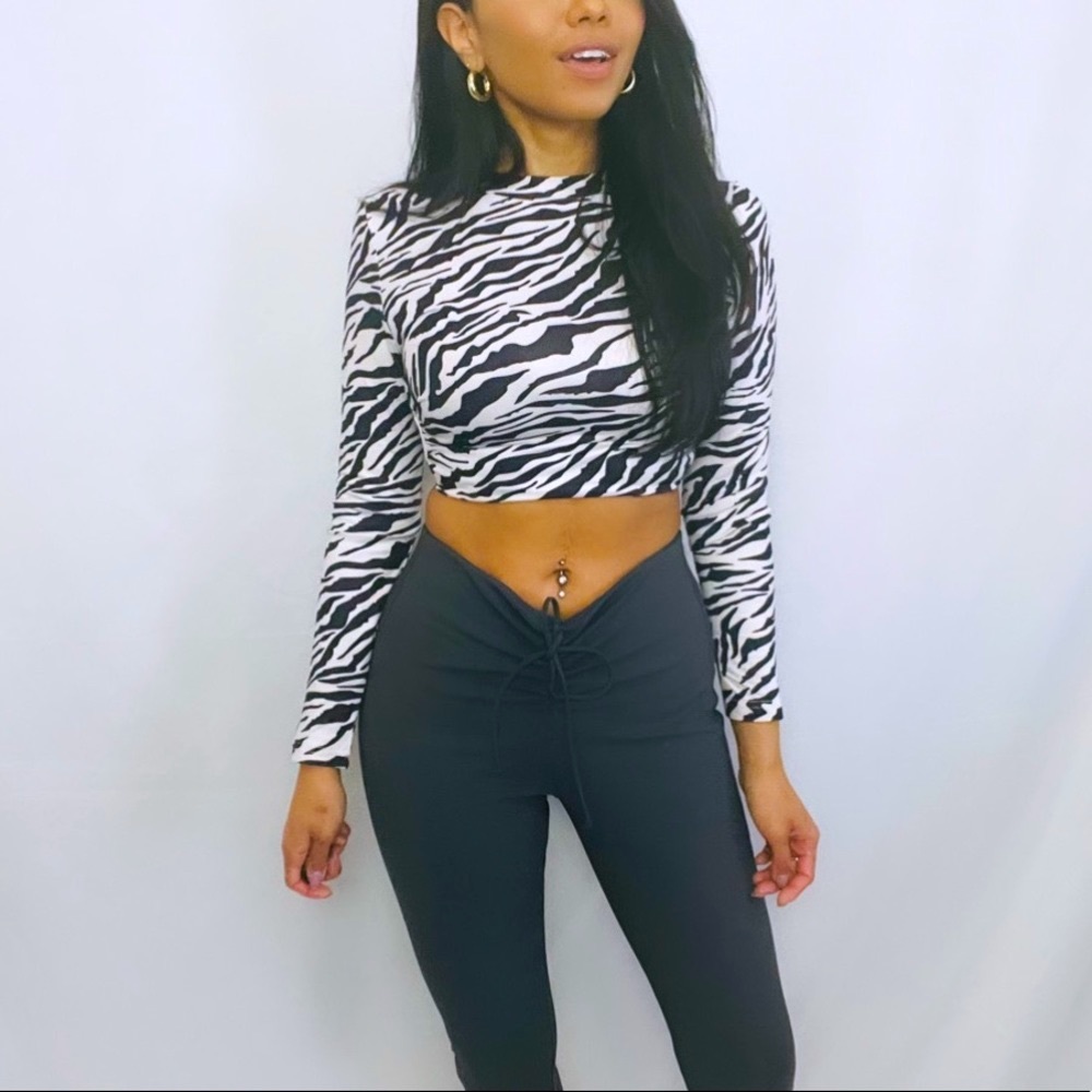 Black and White Euphoria Y2K 2000s Zebra Print Cropped Backless Long Sleeve Top - Picture 10 of 12